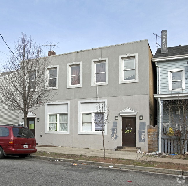 Building Photo - 307 Seaman St