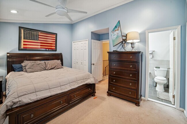 Building Photo - Wonderful 2BR/3.5BA townhouse located in B...