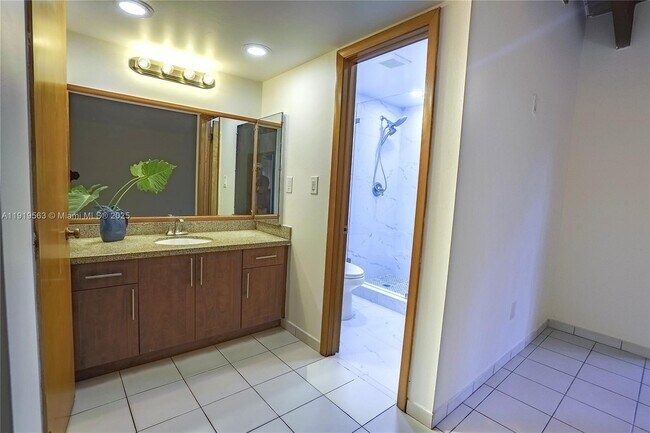 Building Photo - 3080 Allamanda St