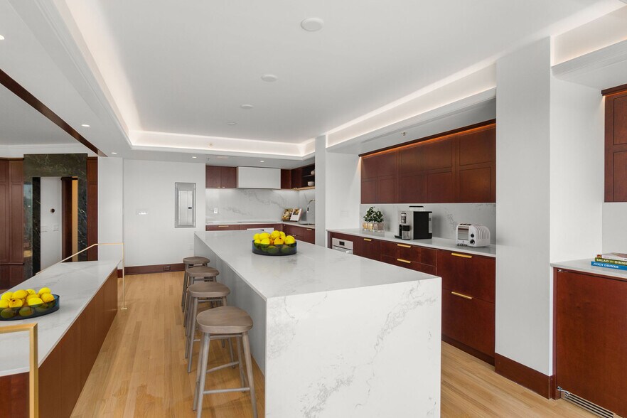 Building Photo - 1414 SW 3rd Ave