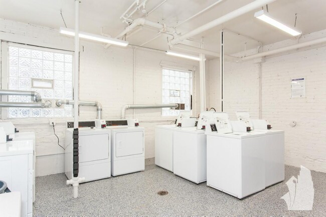 Building Photo - 2536 N Sawyer Ave