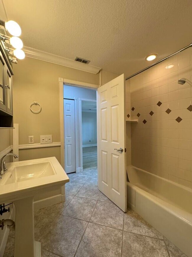 Building Photo - Gorgeous 5 Bedroom Pool Home in Ormond