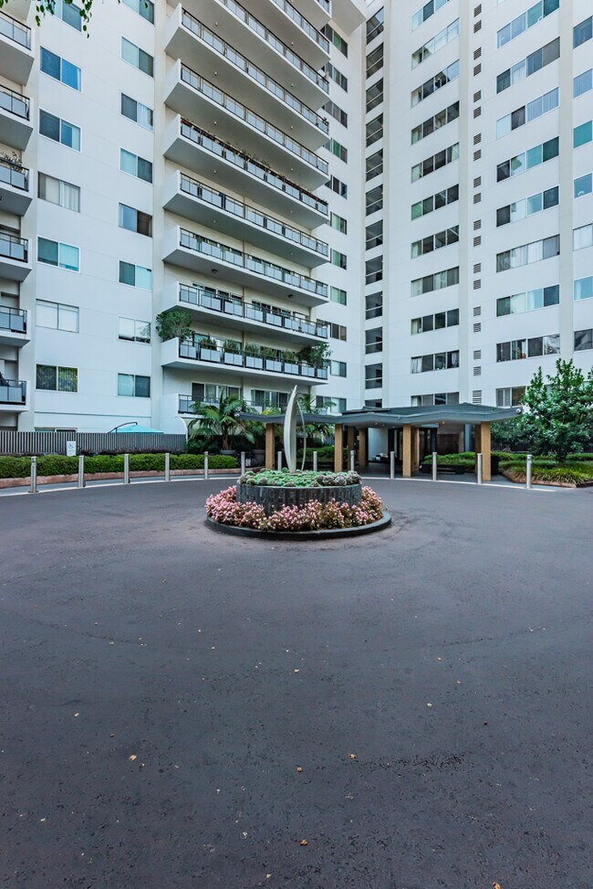 Building Photo - 1155 N La Cienega Blvd