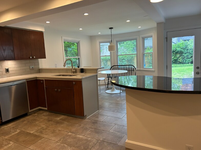 Building Photo - 5552 Belinder Ave
