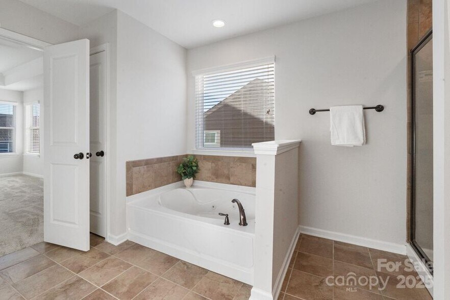 Building Photo - 2076 Waverly Ct