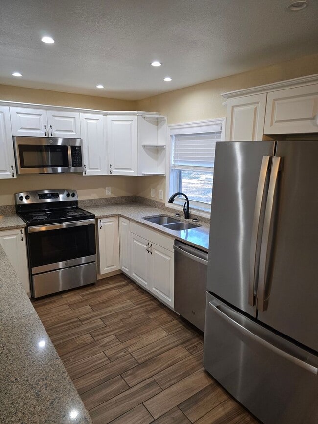 Building Photo - Gorgeous 3/2/1 on Large Property