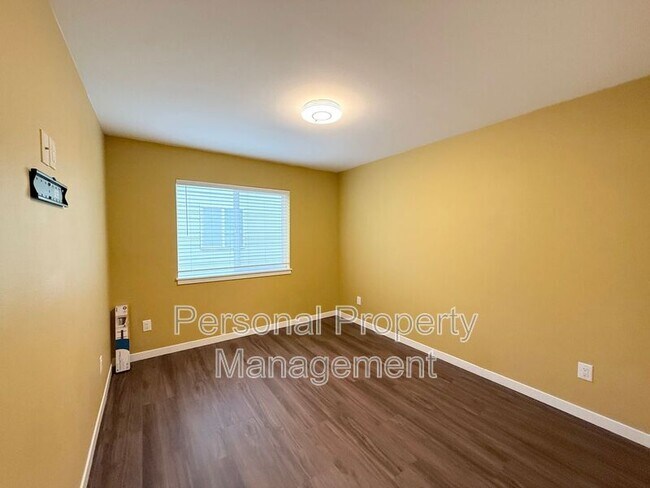 Building Photo - 5711 NE 74th Ct