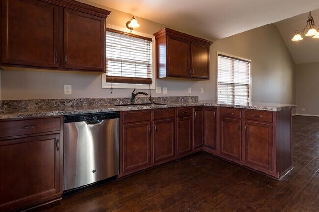 Building Photo - 3 Bedroom Dog Friendly Home For Rent!