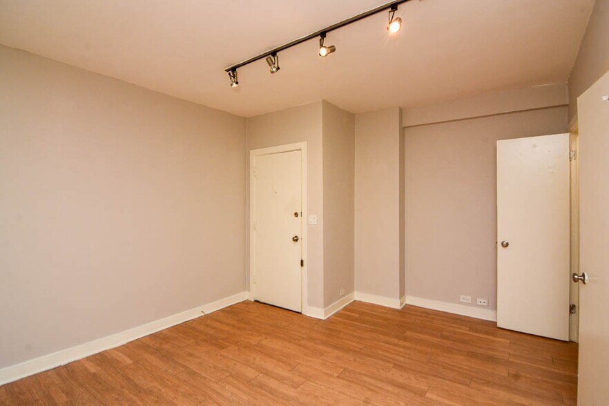 Building Photo - 511 W Belmont Ave
