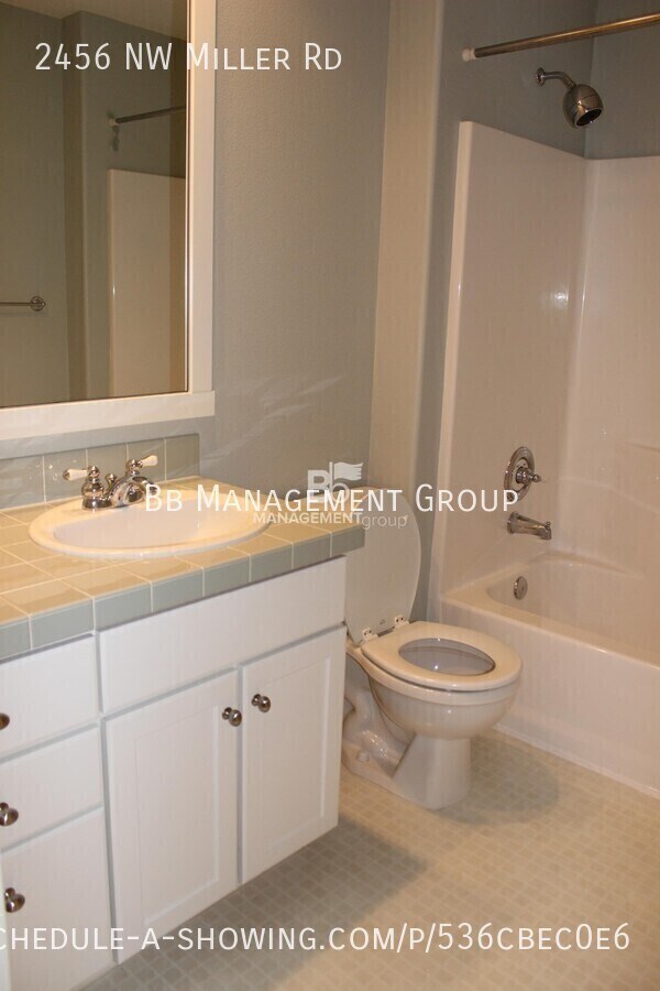 Building Photo - Light & Bright Forest Heights Home- Hardwo...