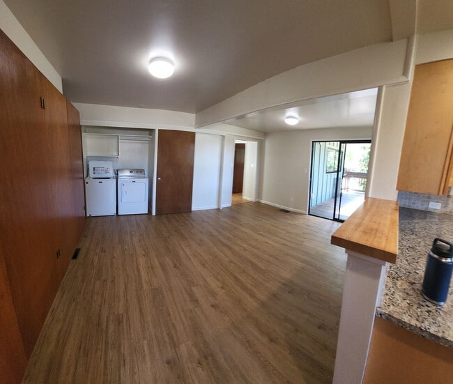 Building Photo - Large 5 Bedroom Home close to Poly Campus!!