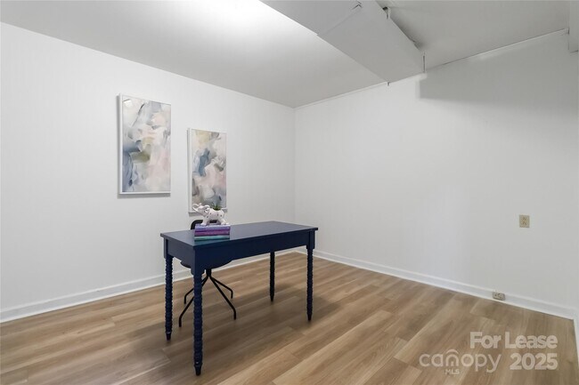 Building Photo - 405 Hillcrest Dr