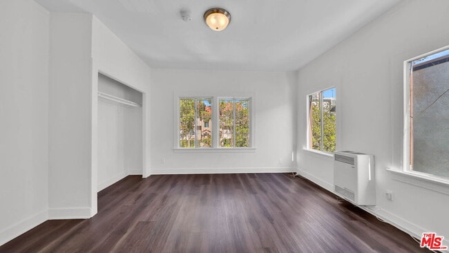 Building Photo - 806 W 40th Pl