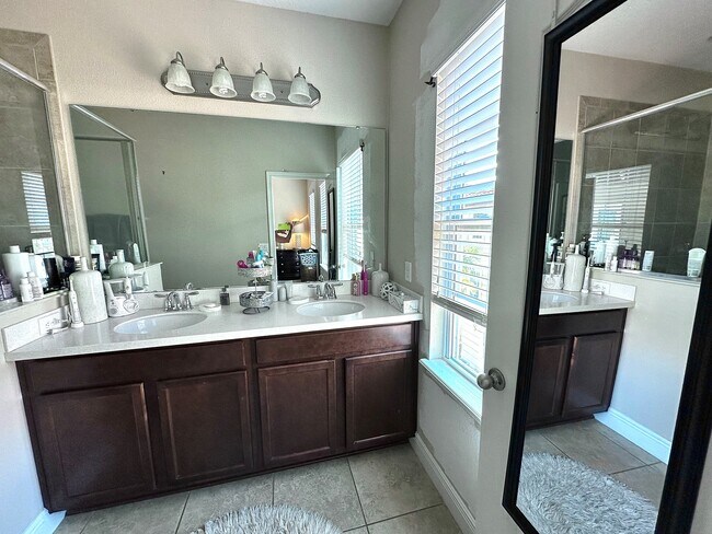 Master bathroom - 1220 Lobelia Dr