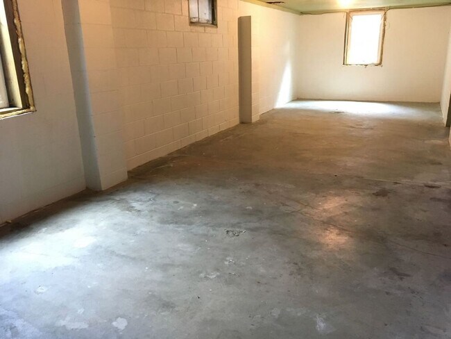 Building Photo - Main level living, brick duplex in quiet N...