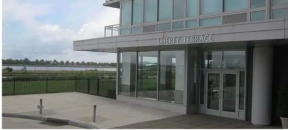 Building Photo - 25 Hudson St