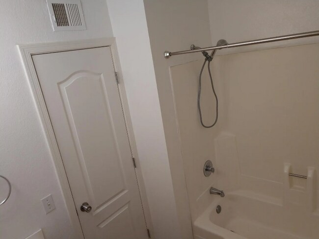 Building Photo - 1138 E 2nd St