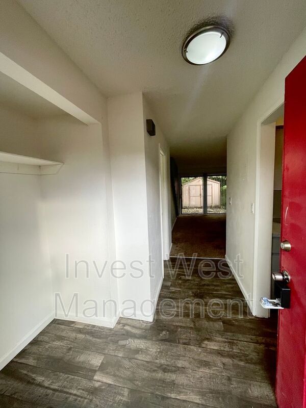 Building Photo - 1960 33 Avenue