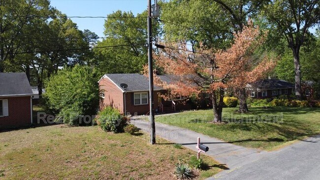 Building Photo - 7421 Dell Dr