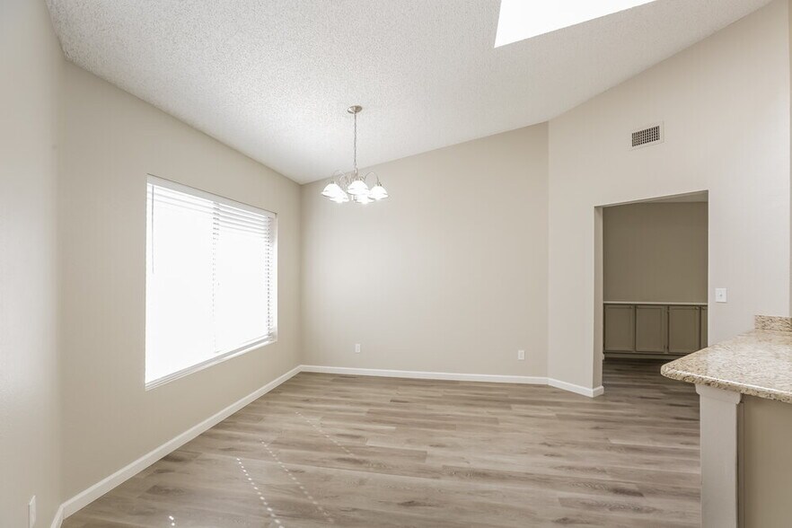 Building Photo - 2732 W Gila Ln