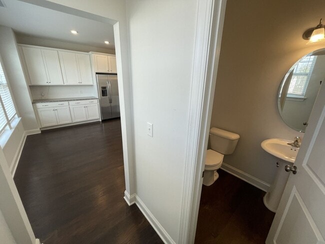 Building Photo - 3 Bd 3.5 Ba end unit townhouse