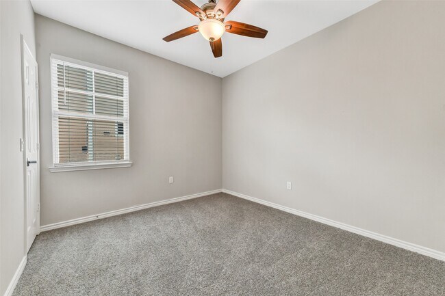 Building Photo - 4418 N Live Oaks Cir
