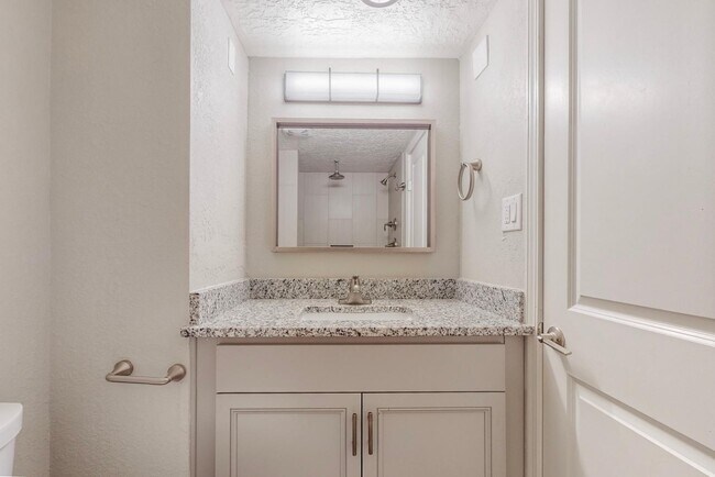 Building Photo - 1100 Alvarado Dr SE