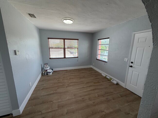 Building Photo - 425 SW 21st Ave