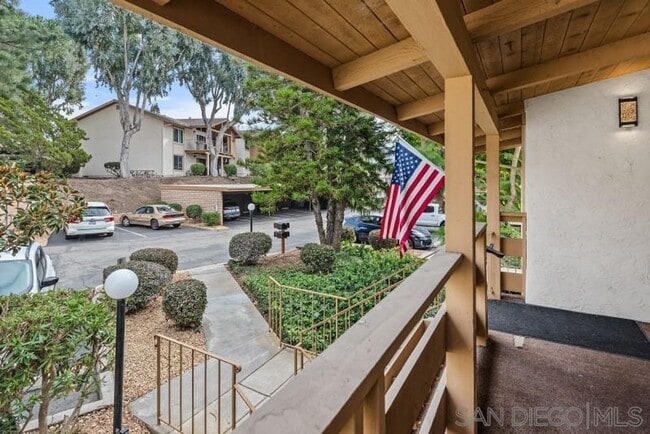 Building Photo - Gorgeous Upper Unit Condo in Fairway Knoll...