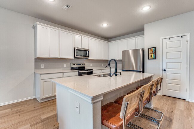 Building Photo - SPACIOUS 4-BEDROOM HOME IN BELLA ROSA