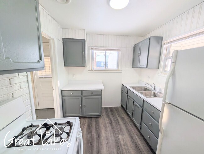 Building Photo - Cozy 2 Bedroom 1 Bathroom now available for rent