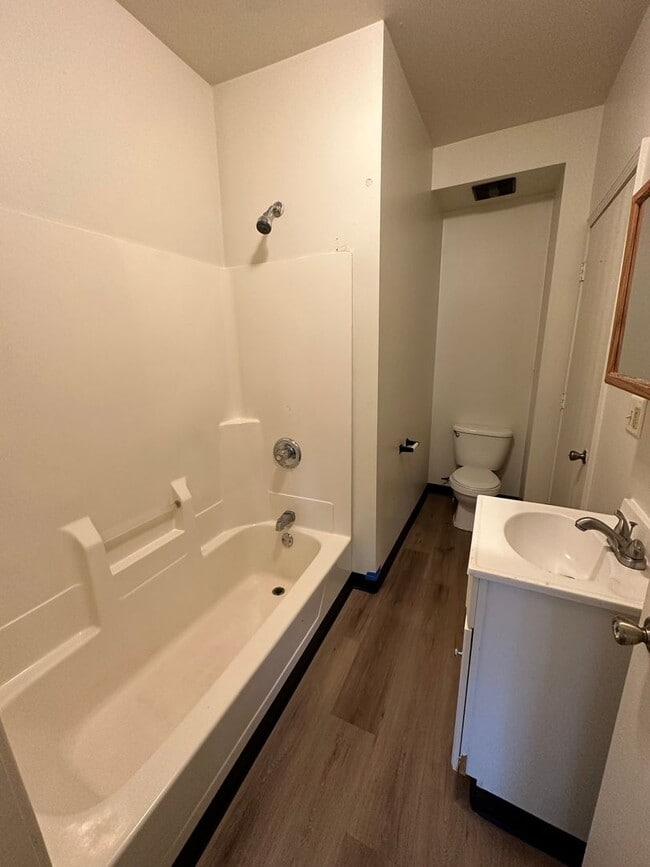 Building Photo - Affordable Lower Unit Close to Downtown