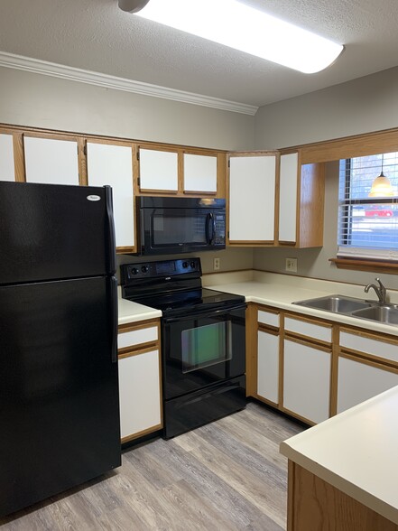 Spacious kitchen with plenty of cabinets - 601 W Benton St