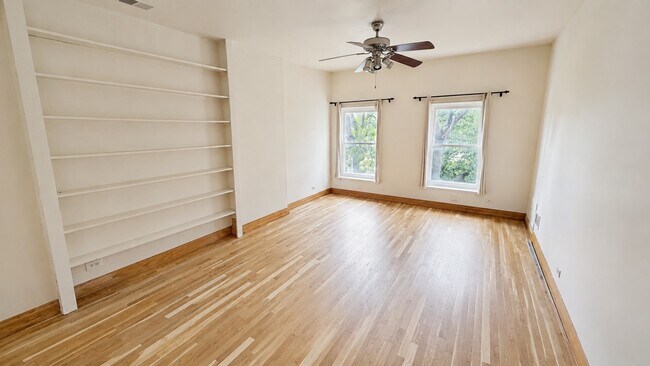 Building Photo - 534 W Dickens Ave