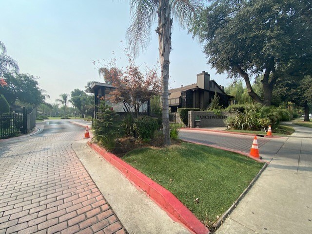 Building Photo - 1190 S Winery Ave