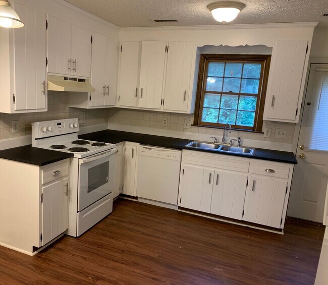 Building Photo - Two Bedroom apartment, with Deck, off of Timberlake, and close to 460