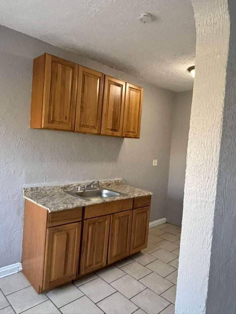 Building Photo - 848 Linn Dr
