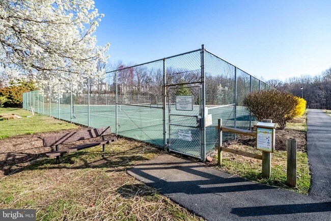 Building Photo - 5668 Ridge View Dr