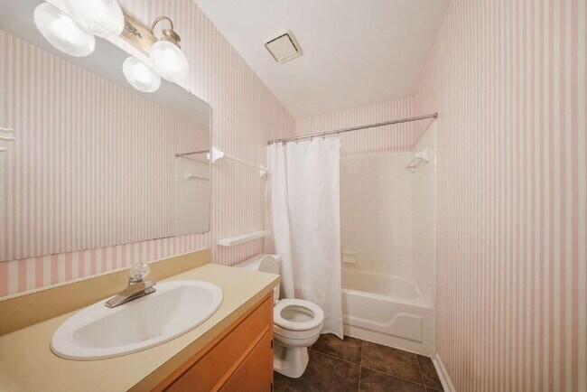 Building Photo - 1402 Sturbridge Pl