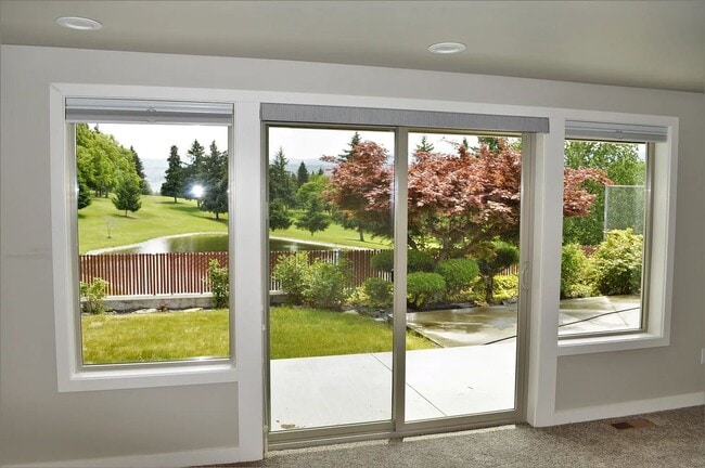 Building Photo - 4 Bedrooms, Pool & Golf Course Views!