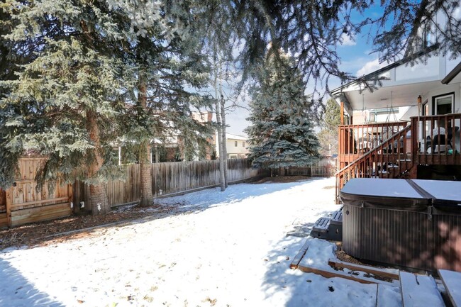 Building Photo - Beautiful 5 Bedroom Home Near the Cherry C...