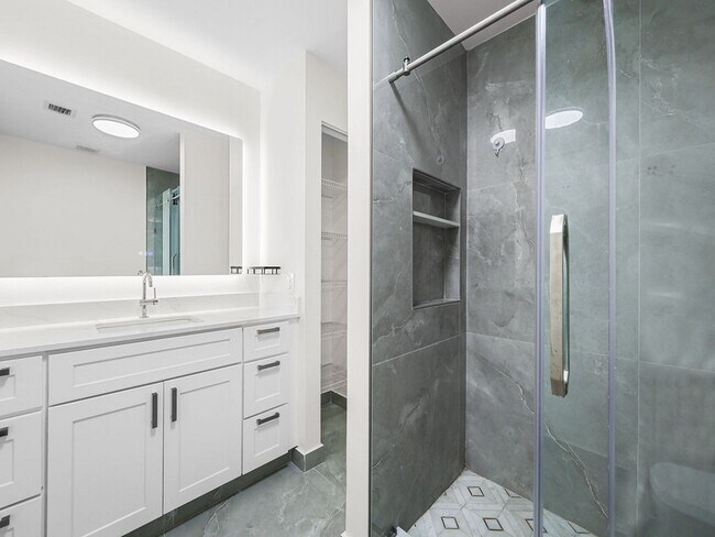 Building Photo - 7923 N Southwood Cir