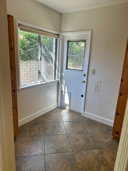 Breakfast Area - 2538 1/2 Military Ave