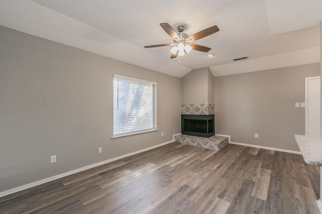Building Photo - COMING SOON! FULLY REMODELED 2 bedroom, 2 ...