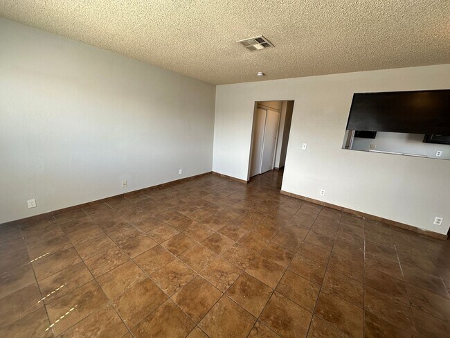 Building Photo - **TWO WEEKS FREE RENT!! ACCEPTS SECTION 8!!** Spacious second floor apartment with large living r...