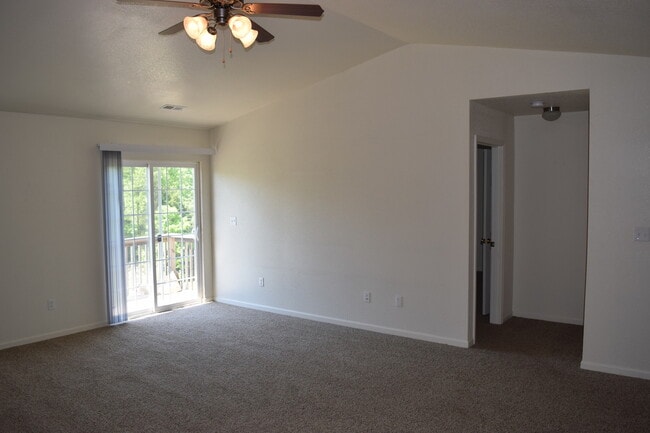 Building Photo - Beautiful 2 Bedroom, 2 Bathroom Duplex with a Garage!