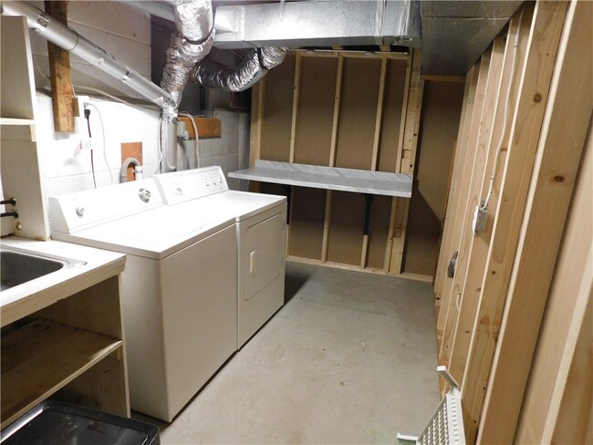 Building Photo - 32 Crystal Spring Ln