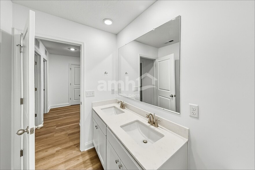 Building Photo - 1095 Broyles Xing SW