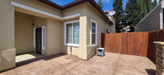 Building Photo - 2080 Mariposa Dr