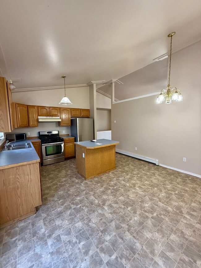 Building Photo - 5 bedroom 3 bath home in Belgrade with attached double garage